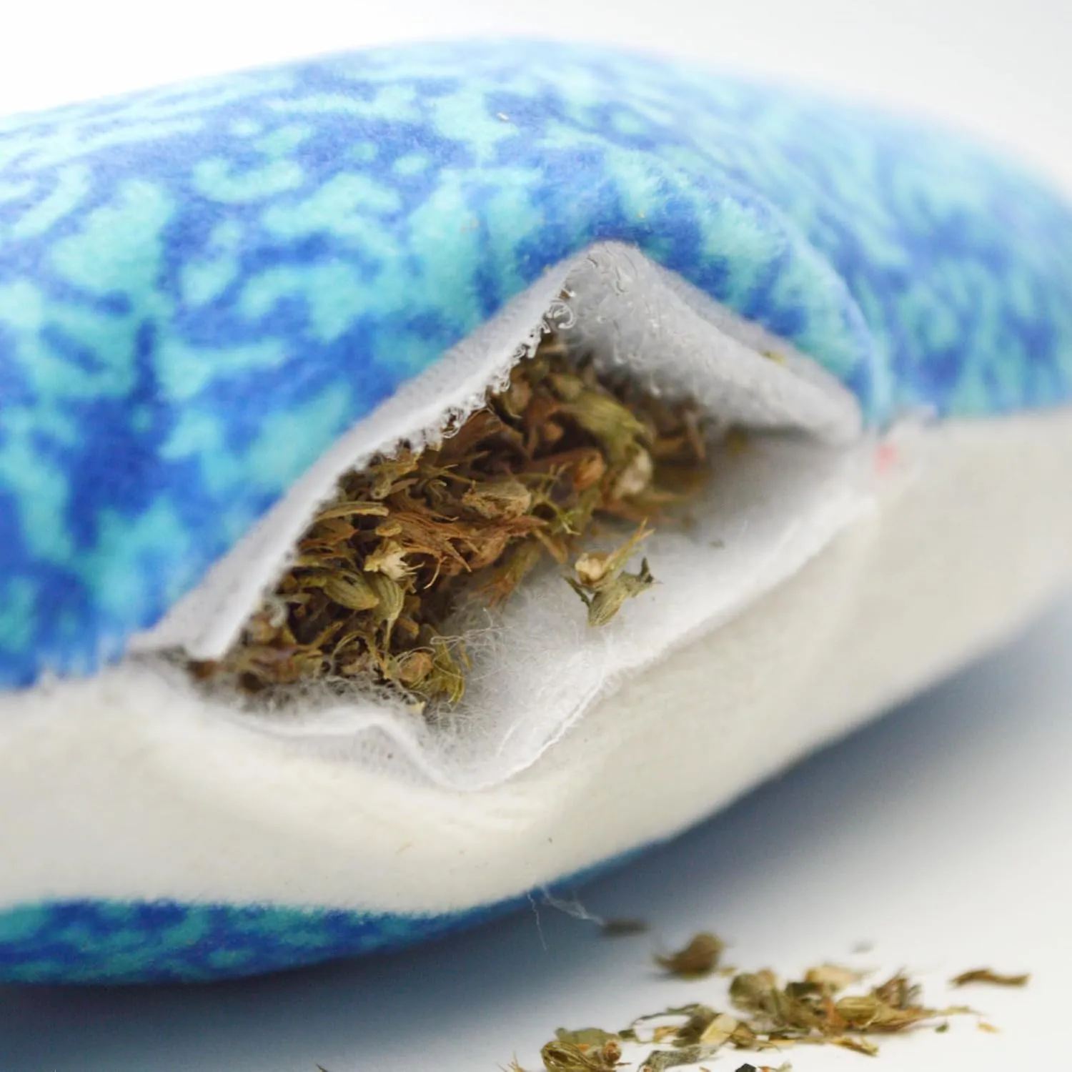 ZOOMIE Shark - Refillable Catnip Toy   Catnip